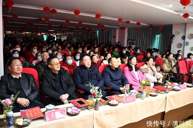 北大附属潢川实验幼儿园举办第四届绘本诵读节暨庆元旦文艺汇演