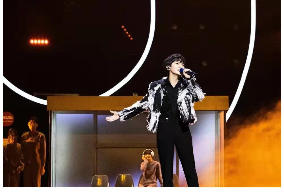 跨年的歌声,依然余音绕梁,周深又现身春晚录制现场,不愧是实力唱将