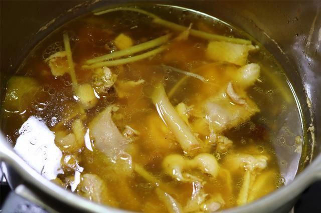 红枣|夏季鸡肉和姜是绝配，肉香汤鲜，天热要多吃，很多人不知道有啥用