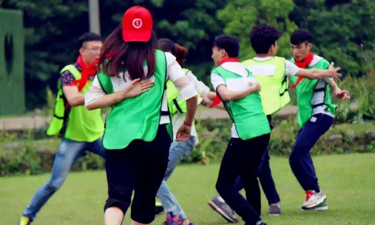 从《跑男》到《向往的生活》,繁盛的遮羞布下,国内综艺一片狼藉