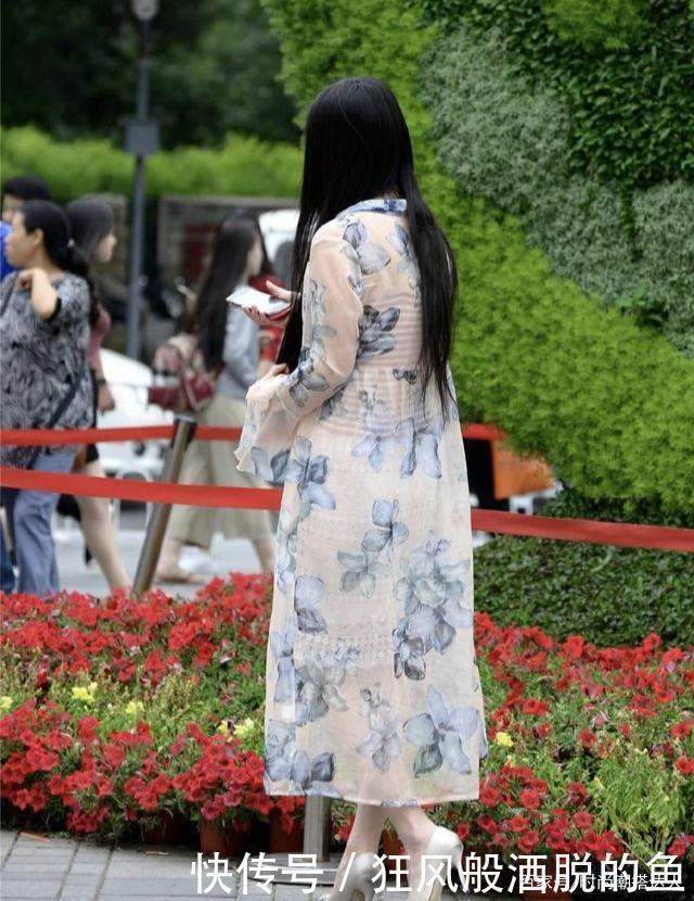 优雅|秋天穿一条薄纱长衫,清凉优雅,搭配尖头细跟鞋更显精致