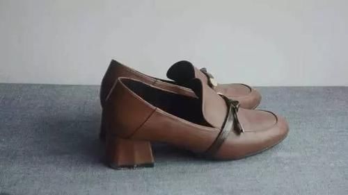 包装纸|鞋子挤脚？老司机教你2招，学会后鞋子怎么穿都舒服！