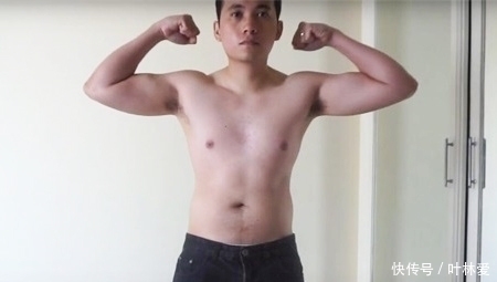 做俯卧撑|小哥每天做50个俯卧撑，1个月做了1500个，看他身材有多大改变