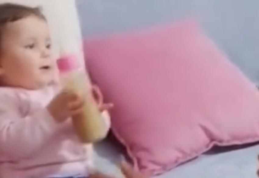 布娃娃|萌娃不愿喝奶,亲爸通过教训布娃娃来“恐吓”娃火了,网友:绝了