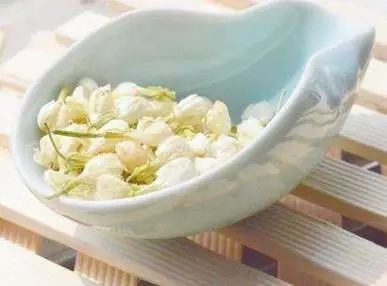 王阿姨这么养茉莉花,花更美,味更香,邻居纷纷来取经!