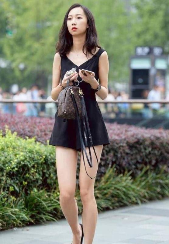 街拍:身材微胖的小姐姐,白皙美腿很是吸引眼球,墨镜戴出了气场