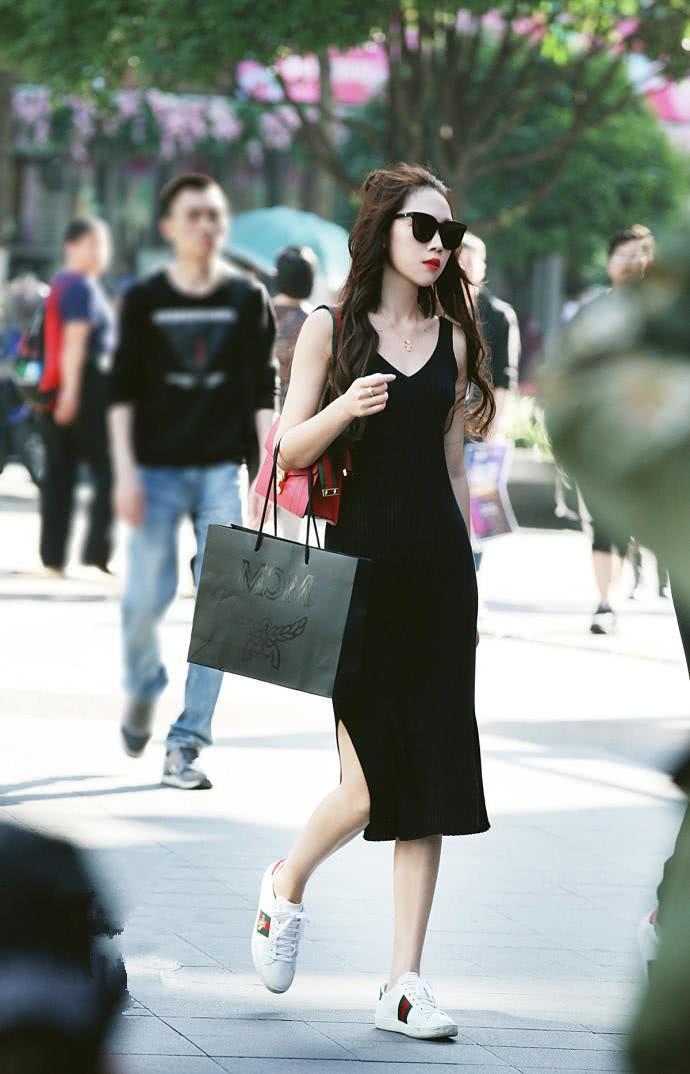 街拍：白皙优雅大方的小姐姐，穿着清爽的衣装，看着清新甜美