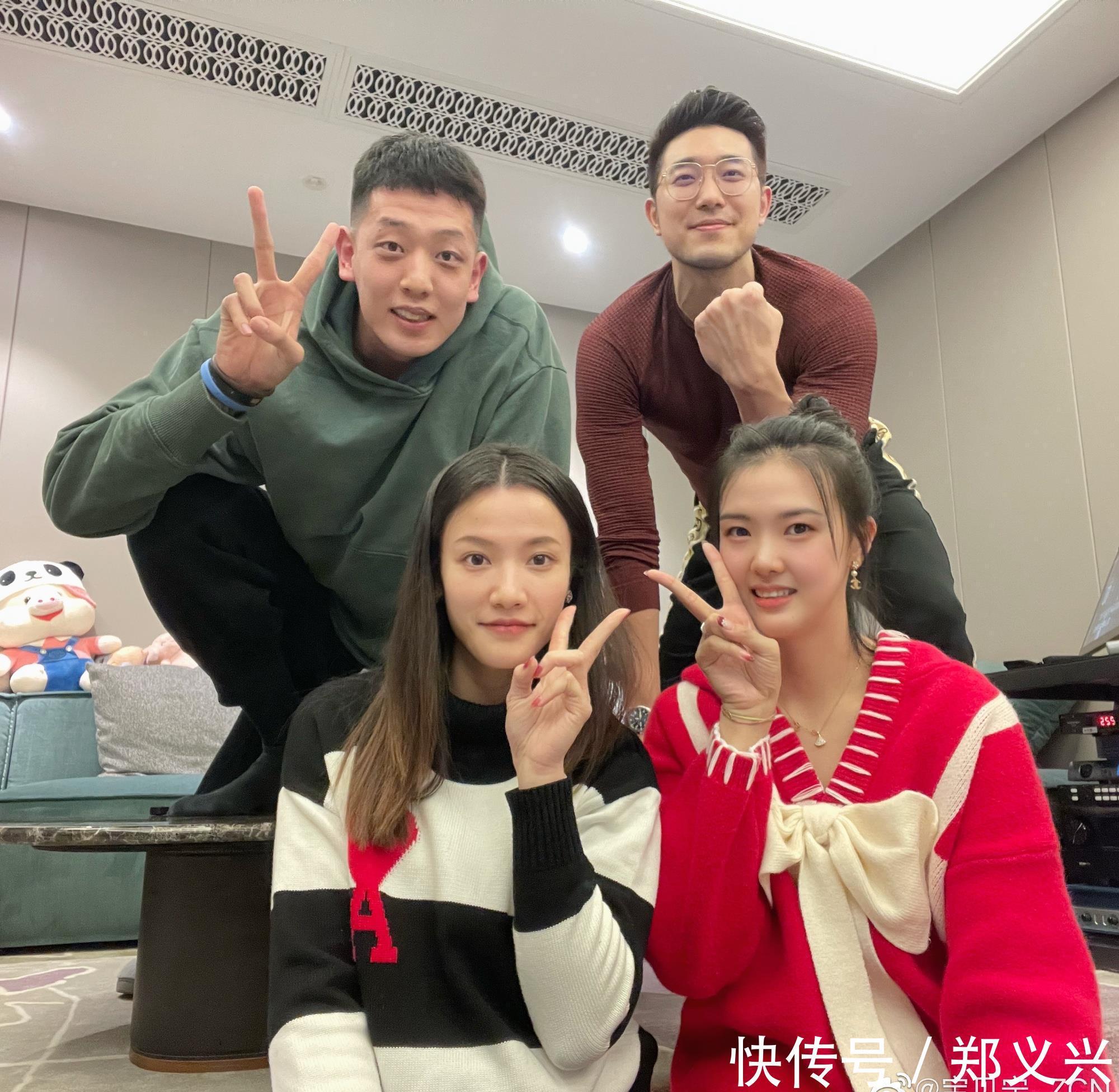 王一梅|张常宁晒一家13口全家福!父亲哥哥丈夫皆帅气,与男篮国手一起玩