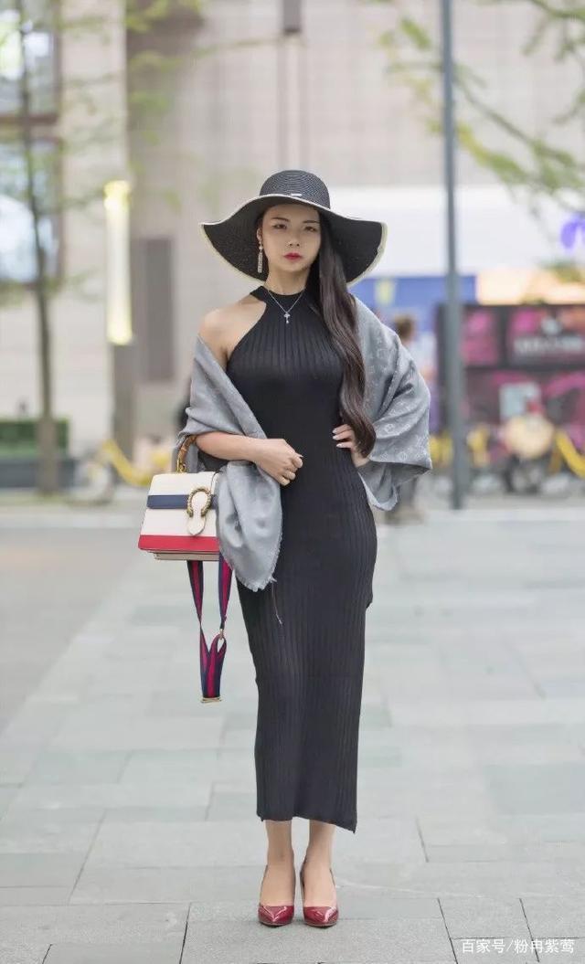 黑色挂脖连衣裙外搭灰色披肩,成熟稳重,明艳端庄