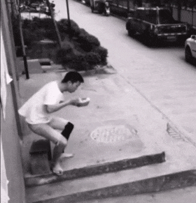 |搞笑GIF:今天周六 带女朋友去海边看看海