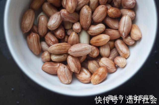半个月|做油炸花生米，中间多加这两步，咸香酥脆，放上半个月都不会返潮