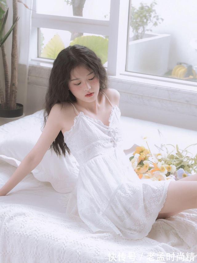 美女 美女穿白色连衣裙就是很好看,仙气十足,干干净净,让人喜欢