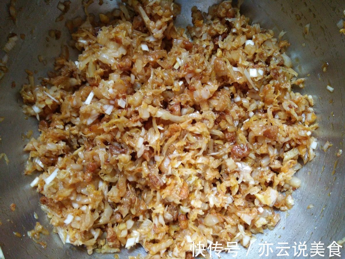 油渣新吃法,搭配酸菜调成馅儿,做成更有风味的饺子