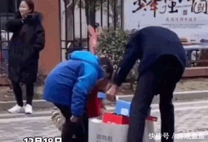 孩子试外婆买的新鞋被奶奶一把拽走，孩子一步两回头