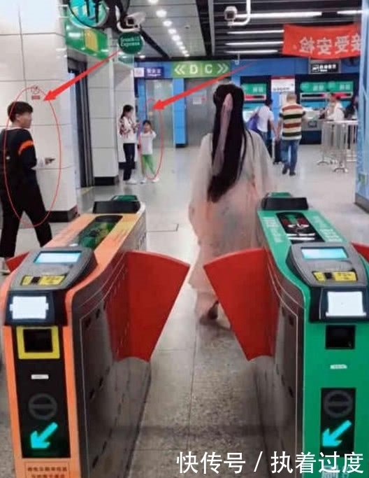 母仪天下|美女穿汉服过刷码机,害怕夹住袖子,“母仪天下”的姿势服了