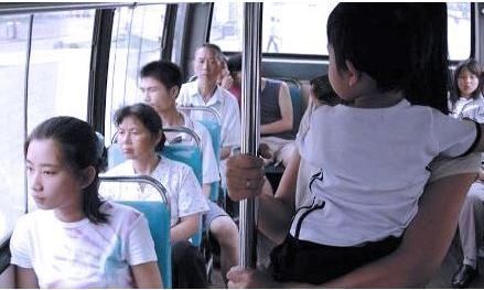 孩子|儿子抢别人鸡排吃,妈妈一旁帮腔护短,女孩的回答让妈妈后背发凉