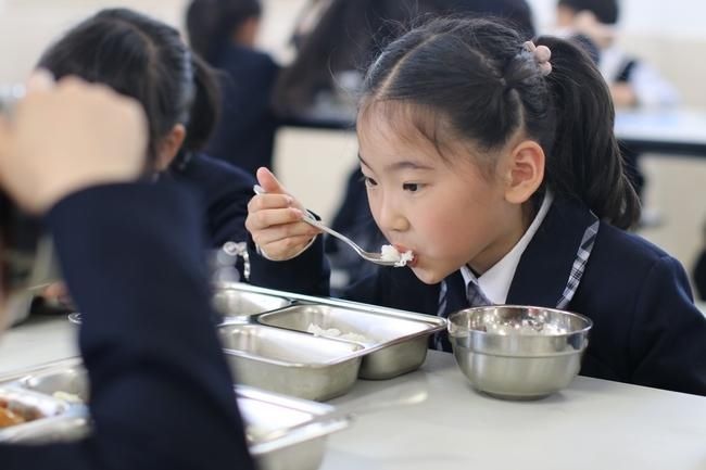 平阳昆阳新城小学开展“四月·就餐礼仪”德育常规月活动