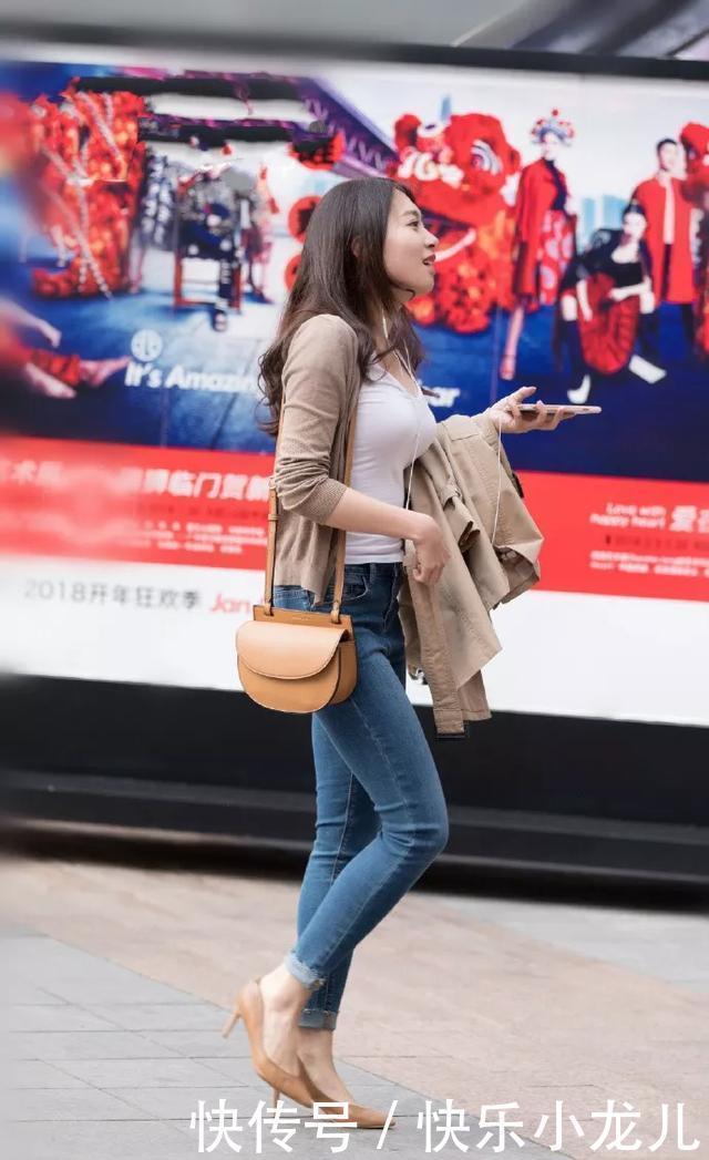 街拍穿上一双尖头的高跟鞋,鞋面上带有珍珠的修饰,看起来十分的高贵