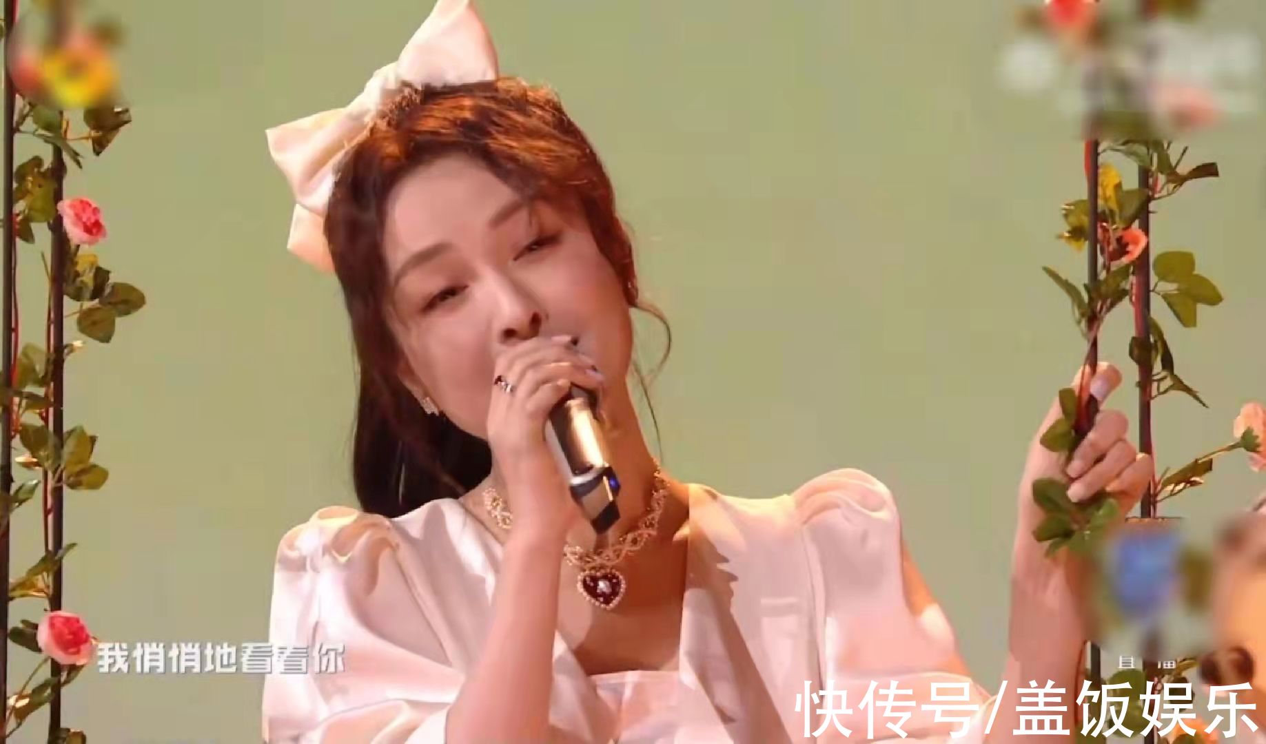 七台跨年十大槽点：芒果主持翻车，破音假唱难听，舞台现场抠特效