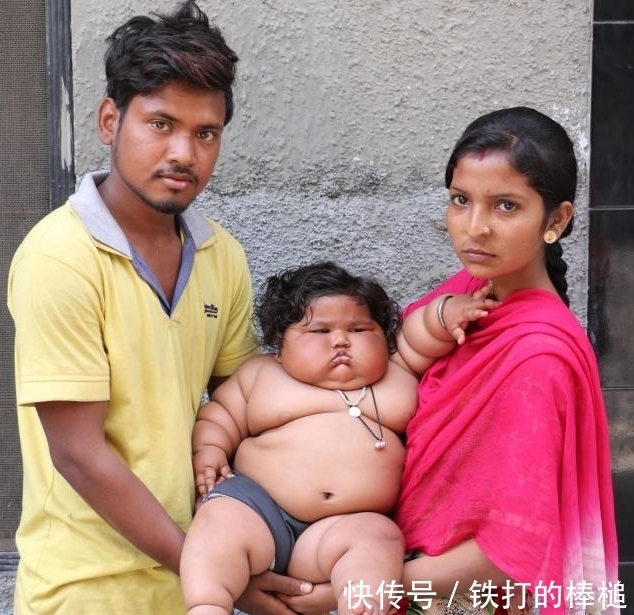 父母|直击印度巨型“女神童”,一岁的她吃穷父母,父亲对她又爱又怕!