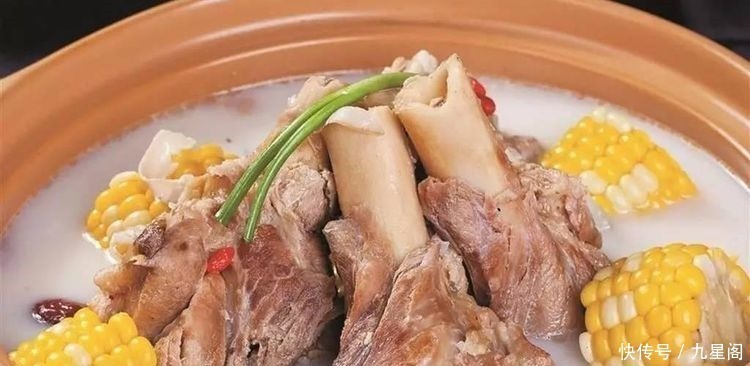 不管炖什么骨头汤，都别直接加水炖，多加这1步，汤汁浓白似牛奶！