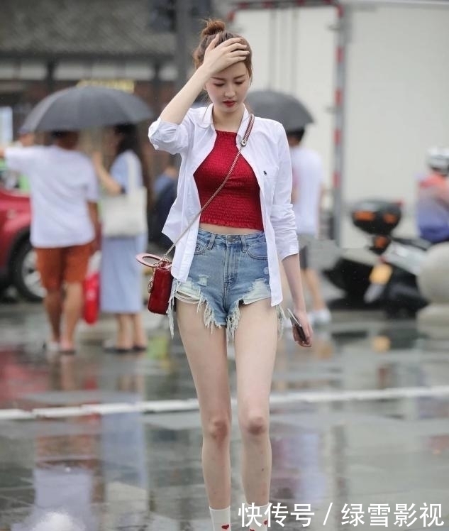 小姐姐|灰色紧身吊带突出锁骨，黑色紧身短裤突出长腿，是心动的感觉