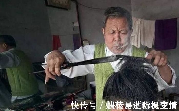 李师傅|男子用一把火钳给客人理发,头发都被烤糊了,排队的人却很多!