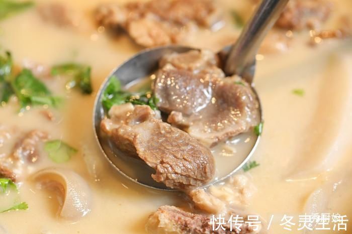 炖羊肉时，记得放“1白2黄”，羊肉鲜嫩软烂，汤浓味道鲜，无膻味