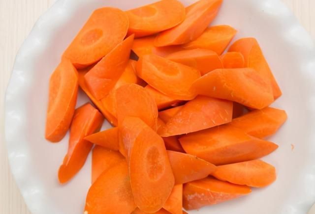 搞定|胡萝卜花卷家常做法,用一根筷子就能搞定,暄软层次还多