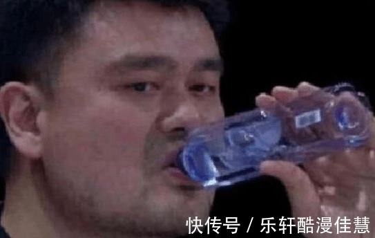 矮人|姚明体型比我们想象中夸张,奥尼尔在身边显瘦小 训练师如矮人