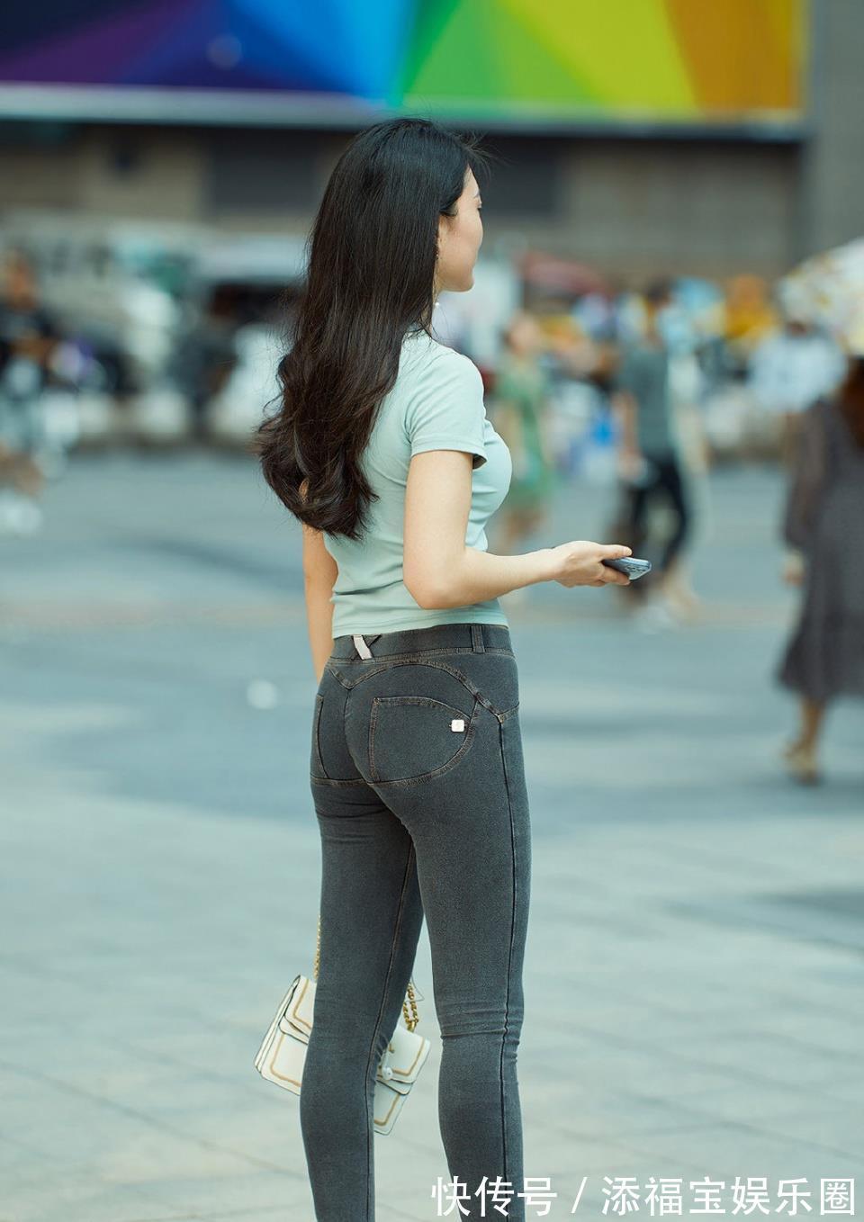 高跟鞋|穿弹力牛仔裤配短袖衫,清凉时尚美丽显瘦,穿出休闲有型的美
