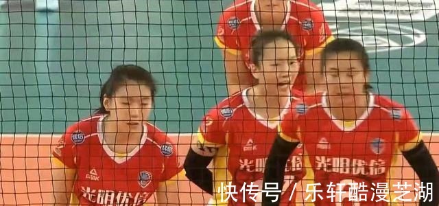 上海女排|王音迪被判连击失误送分,许晓婷提出质疑,主裁被我逮个正着