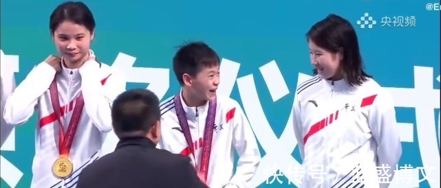 领导|领导化身全红婵迷弟!颁奖时和红姐热聊长达15秒,2次握住红姐手!