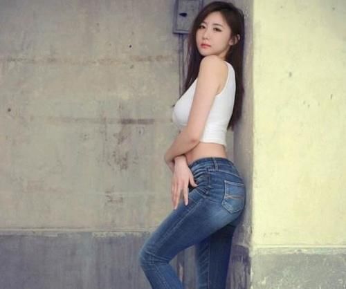 微胖身材|穿紧身牛仔裤的美女，穿出满满活力感，微胖身材穿出性感的身材