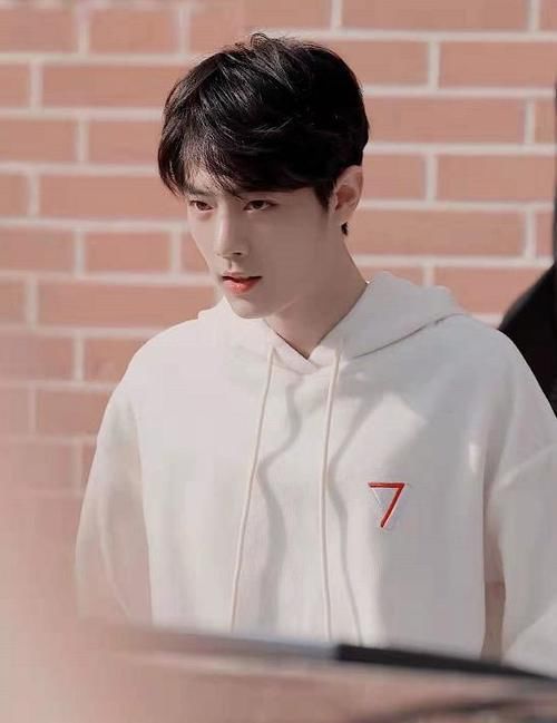 气质|偏分发型脸型消瘦,穿起联名卫衣,满满的男神气质!