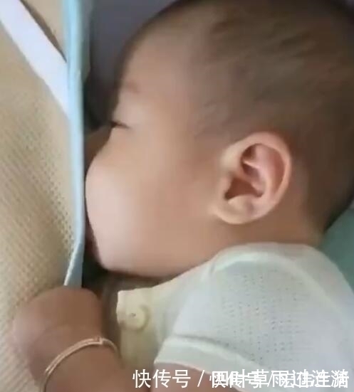 偷吃|宝妈看见小宝宝在偷吃东西，觉得非常好奇，掀开被子哈哈大笑