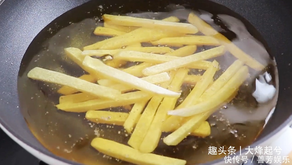 爱吃薯条请收藏，教你2个诀窍，金黄酥脆，一次做一大盆不够吃