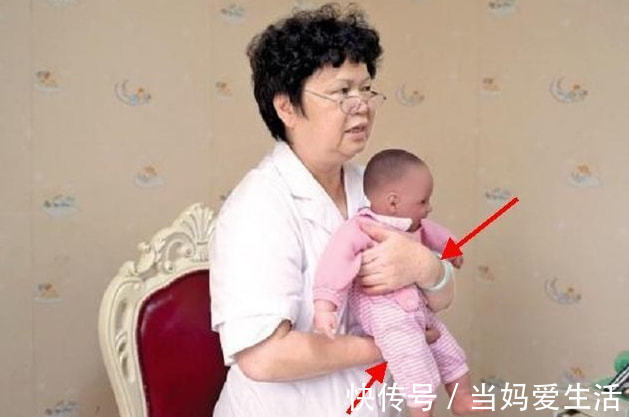 新手父母|有些娃抱着就成了“歪脖子”! 这种“毁娃”抱姿,新手父母最爱做