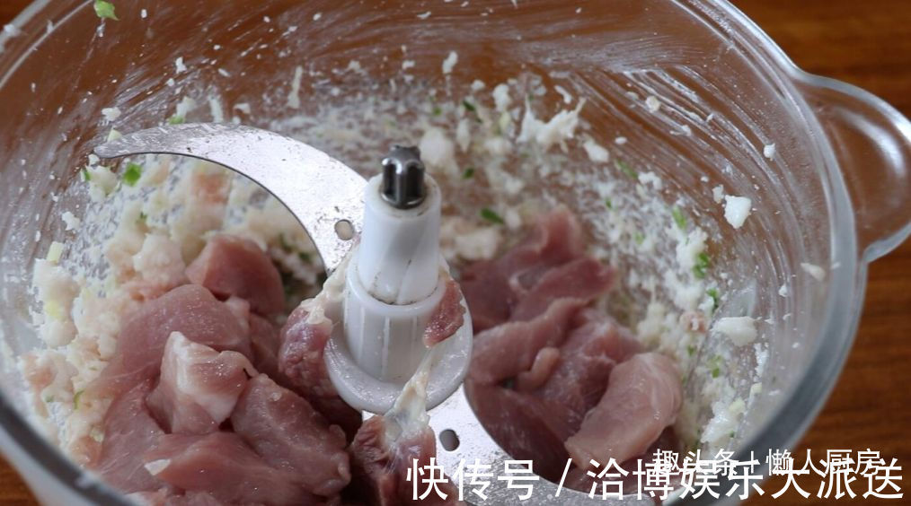 1张百叶，1块猪肉，教你做千张肉卷，配上毛豆和咸蛋黄，连汤喝光