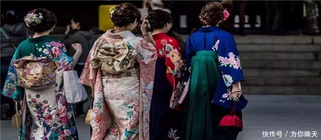 和服|涨知识日本和服腰后的枕头是干什么用的掉着不是很不舒服吗