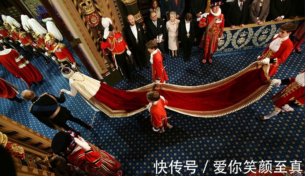 贵族子弟|英国的提袍男童,必须由贵族子弟担任,曾在女王演讲时晕倒