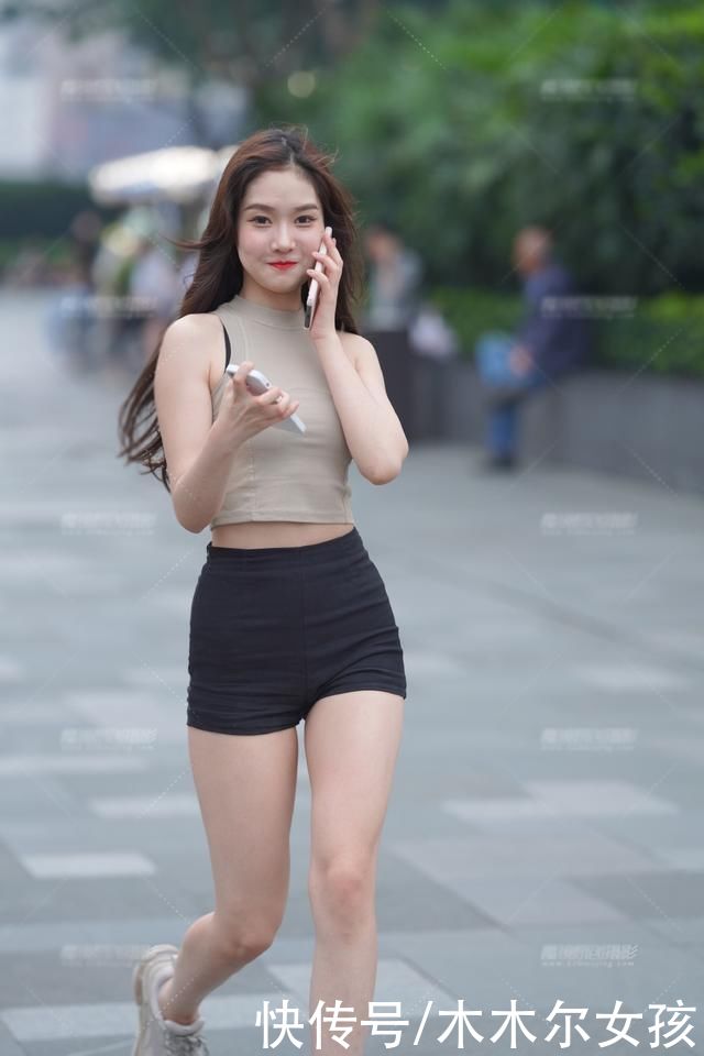 针织衫|简约修身的穿搭,穿出好心情,无袖针织衫配短裤,简洁美丽又大方