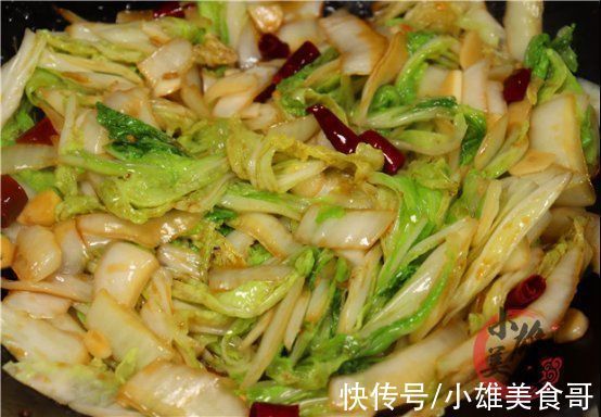 炒白菜，直接下锅是大错！大厨教你一招，白菜鲜嫩脆爽、不出水