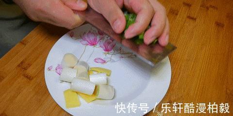 在家做糖醋带鱼，想要好吃有技巧，鱼肉入味无腥味，上桌就光盘
