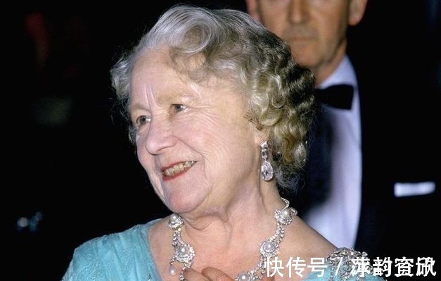 查尔斯 卡米拉的蛇形项链20年前做情人时查尔斯送的,蛇蝎气质一目了然