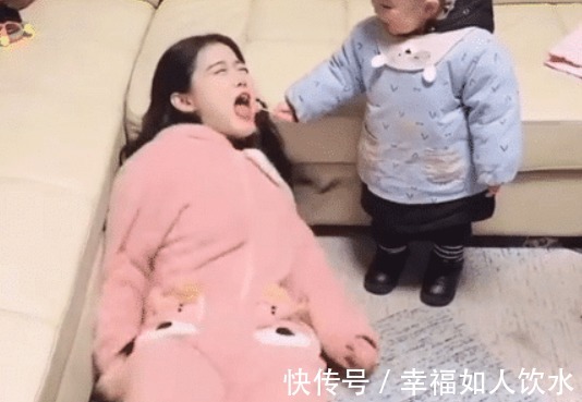 打滚|萌妈撒娇,宝宝乐坏了,这大概是穿尿不湿的“混得最惨”的一次