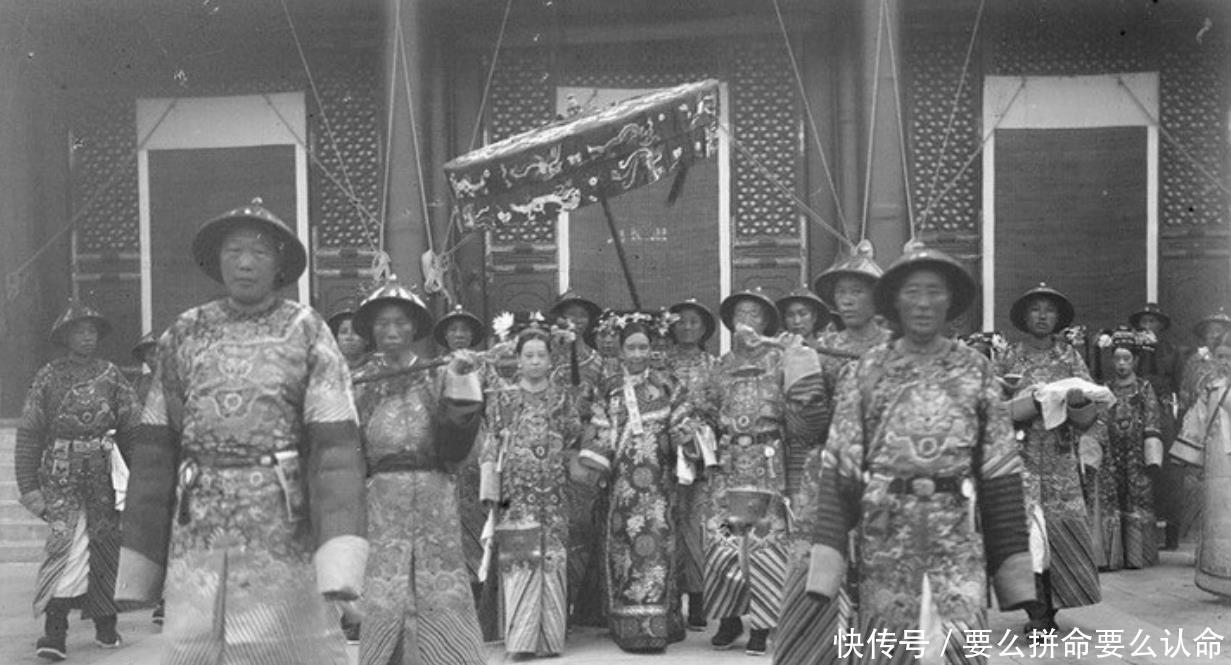 慈禧太后|晚清慈禧太后日常老照片慈禧面如龙母,身旁宫女却有倾城容颜!