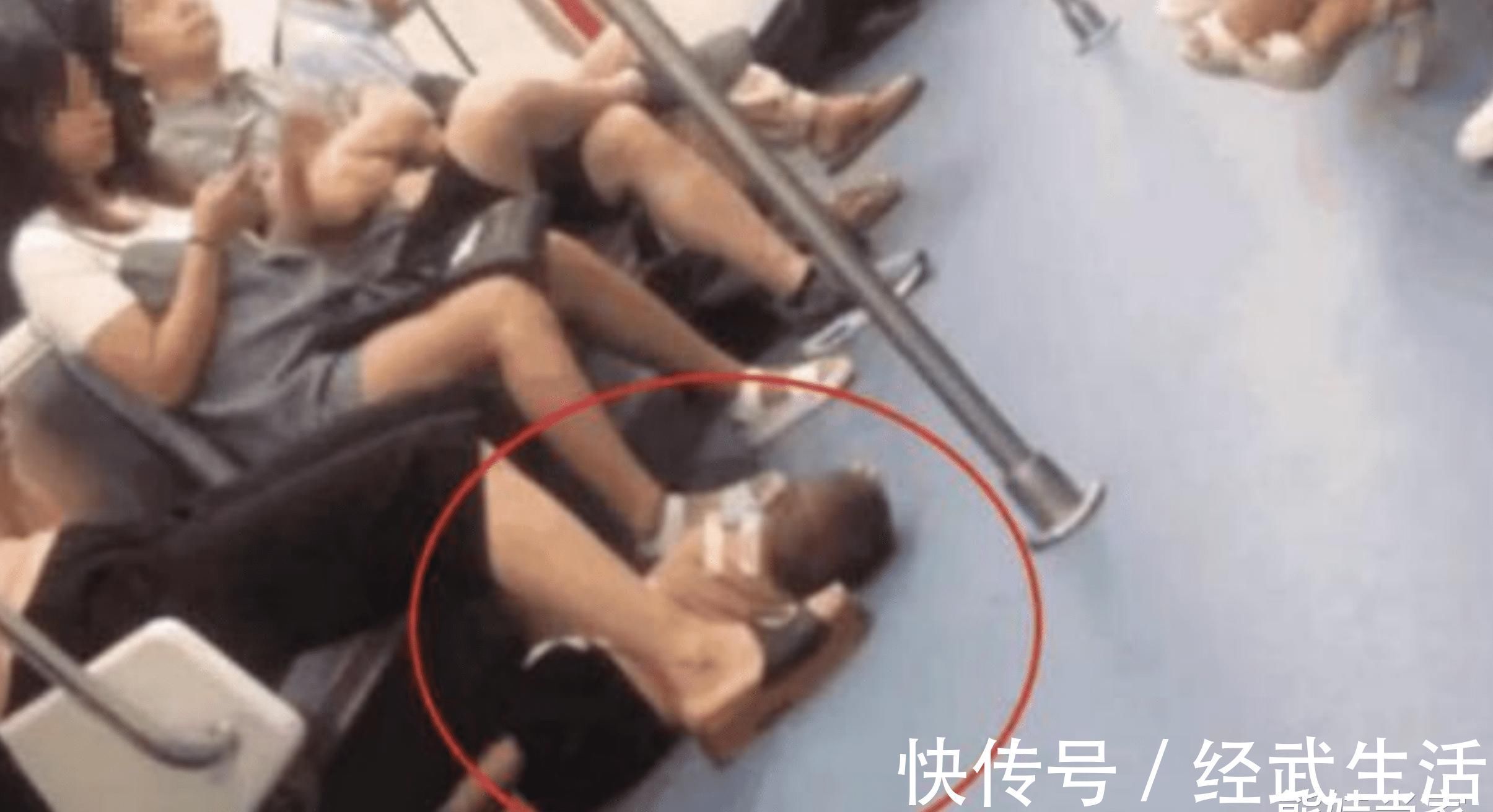 孩子|地铁上，男童躺在地上动弹不得，看到孩子的手，乘客马上报警