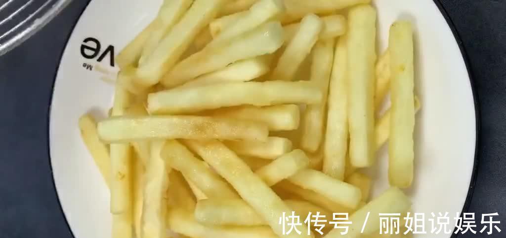 炸薯条正确的做法，“速冻”环节非常关键，咸香酥脆不易回软