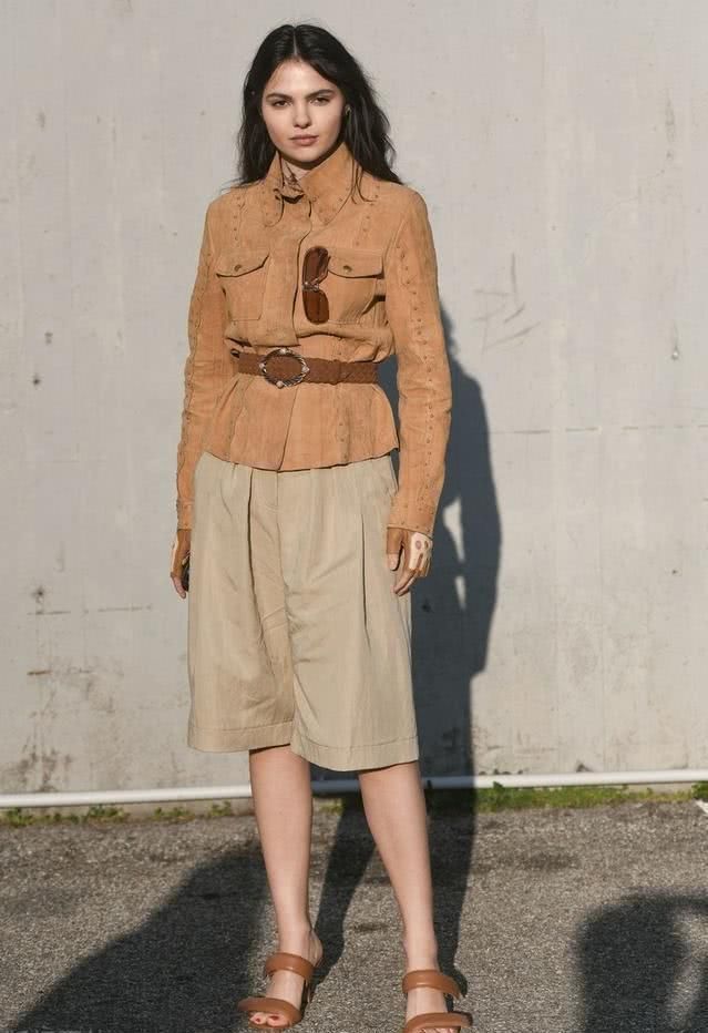 穿着|别总穿一字带凉鞋,今夏流行这些“双带”凉鞋,时髦洋气又舒适